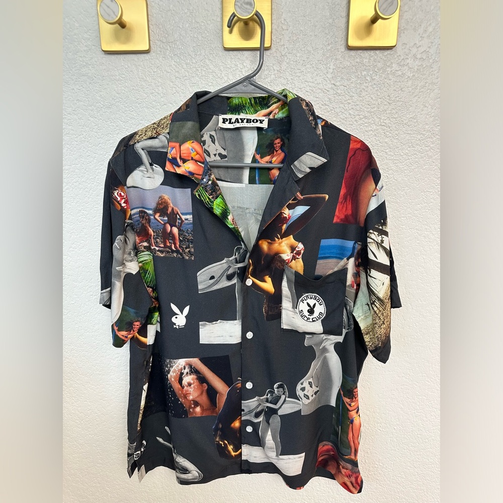 PLAYBOY - Short sleeves
Left chest pocket
Button closures